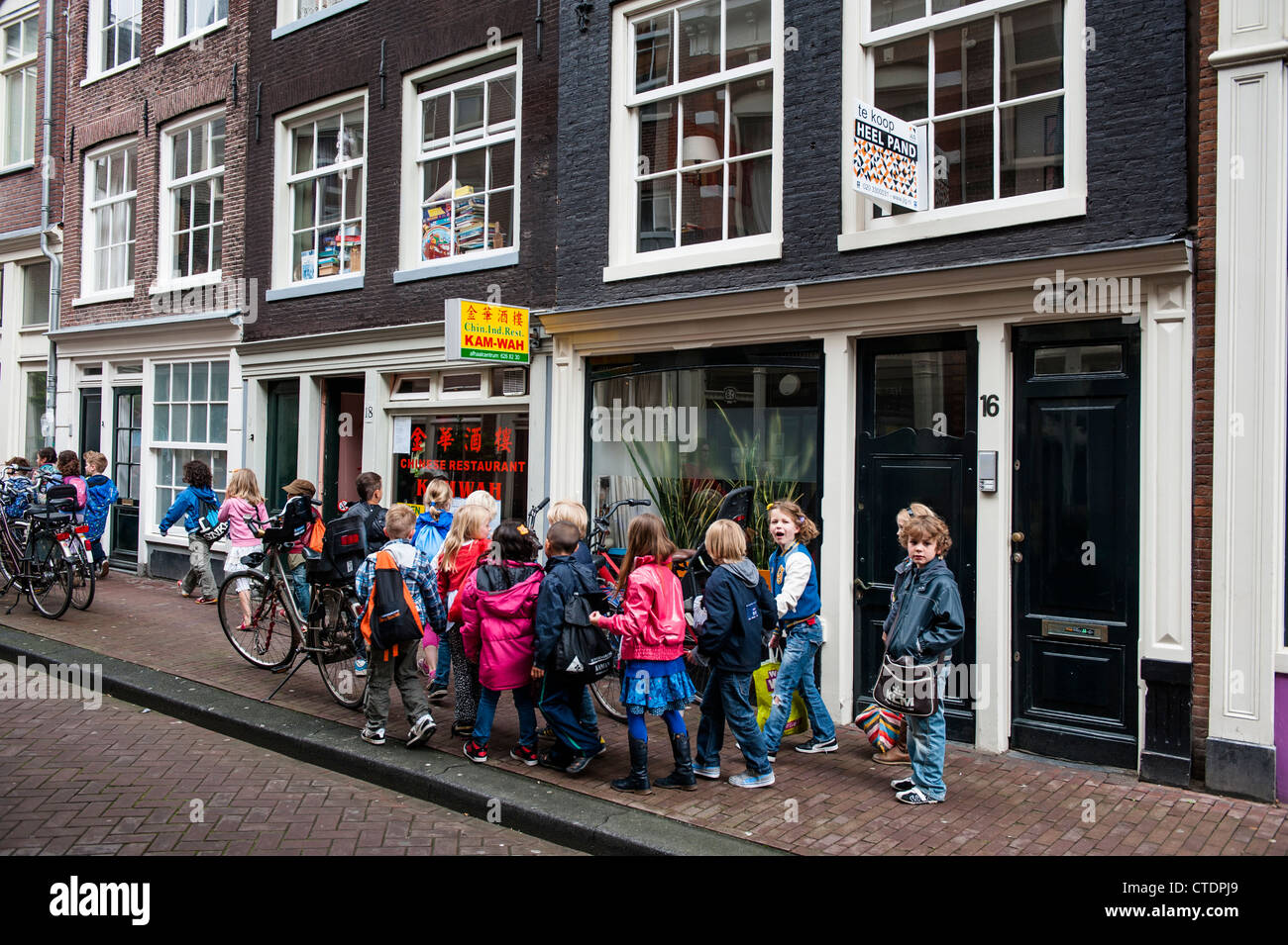 Normal street scenes in the Jordaan neighbourhood of Amsterdam. Whole home  (heel huis) for sale next to the Chinese restaurant Stock Photo - Alamy