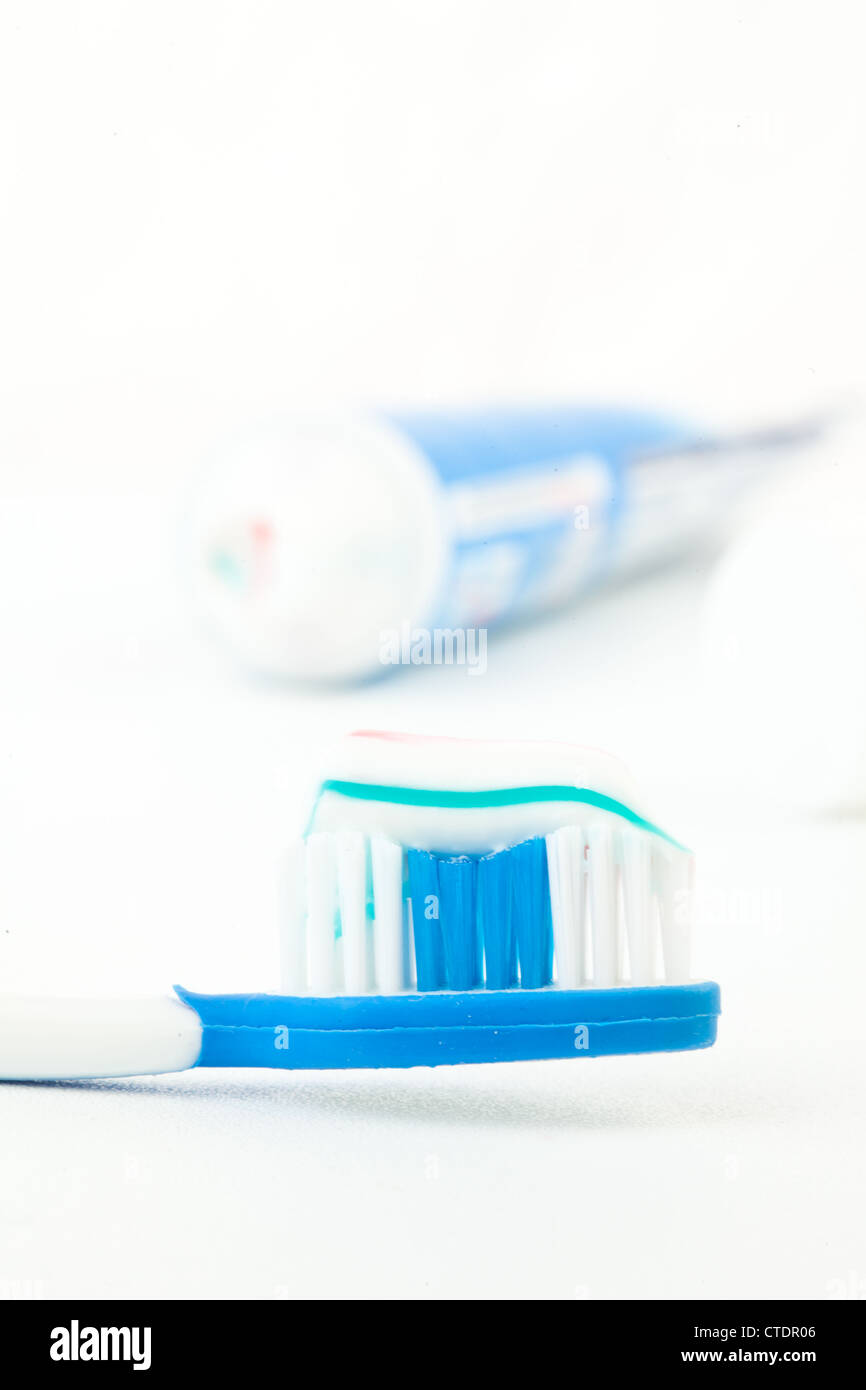 Tooth brush next to a tube of toothpaste Stock Photo - Alamy