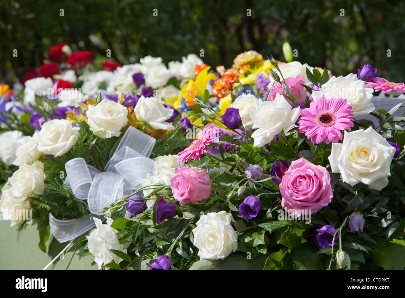 Flowers on grave hires stock photography and images Alamy