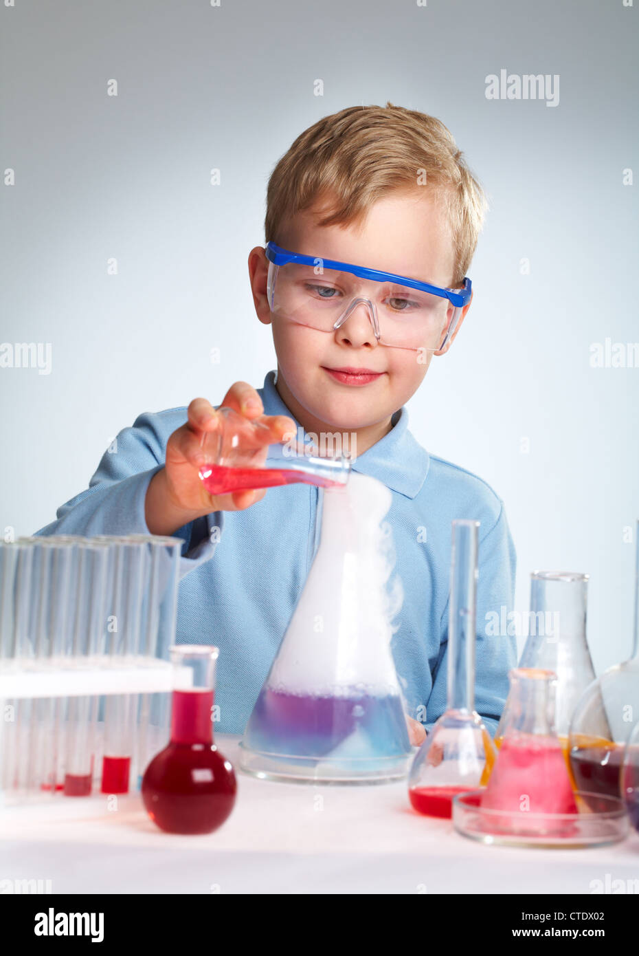 Эксперименты связанные с деятельностью. Ребенок ученый. Эксперимент в лаборатории. Наука для детей. Хоторнские эксперименты мэйо.