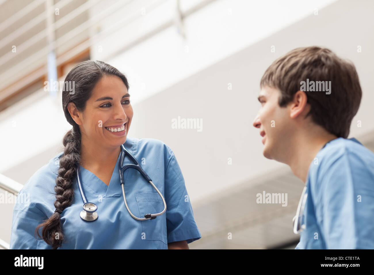 медсестра и мужчина. красивая медсестра и больной. общение врача с пациентом. ролевые игры медсестра и больной. больной и медсестрички.