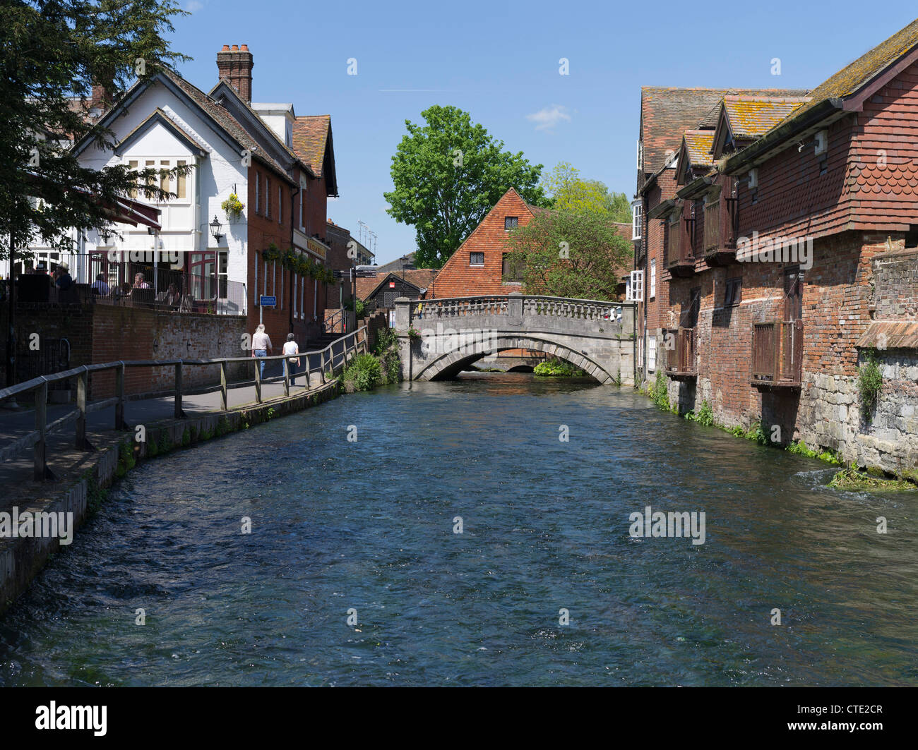 dh River Itchen WINCHESTER HAMPSHIRE Winchester river itchen Bishop on the Bridge pub and rivers buildings uk riverside city walk Stock Photo