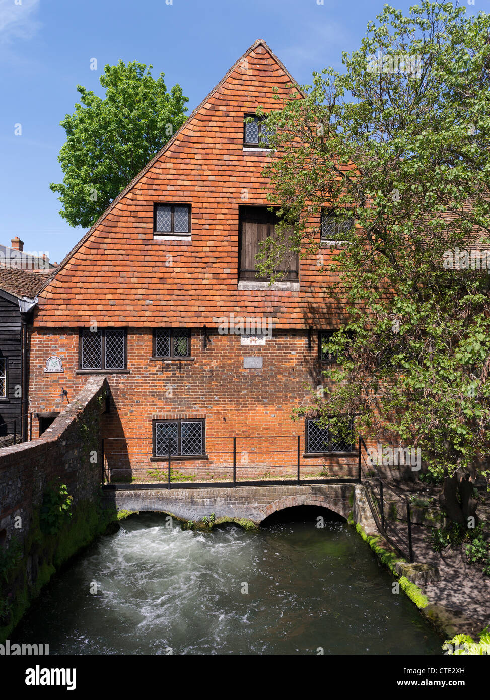 dh River Itchen WINCHESTER HAMPSHIRE Water mill stream Winchester City Mill river flowing historic english mills Stock Photo