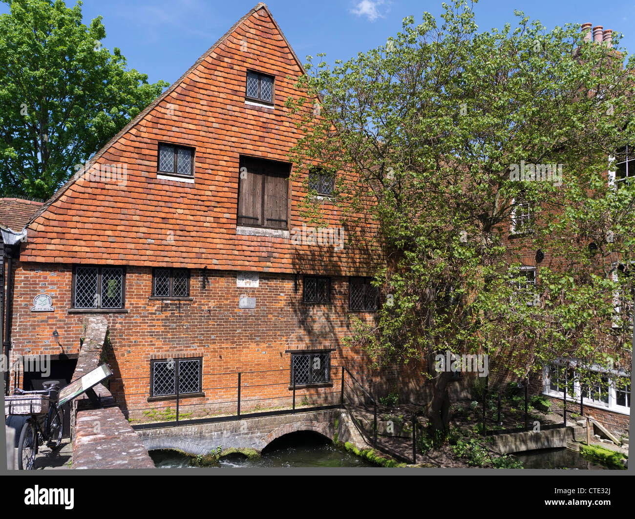 dh Winchester City Mill WINCHESTER HAMPSHIRE Water mills watermill england building uk River Itchen English heritage Stock Photo