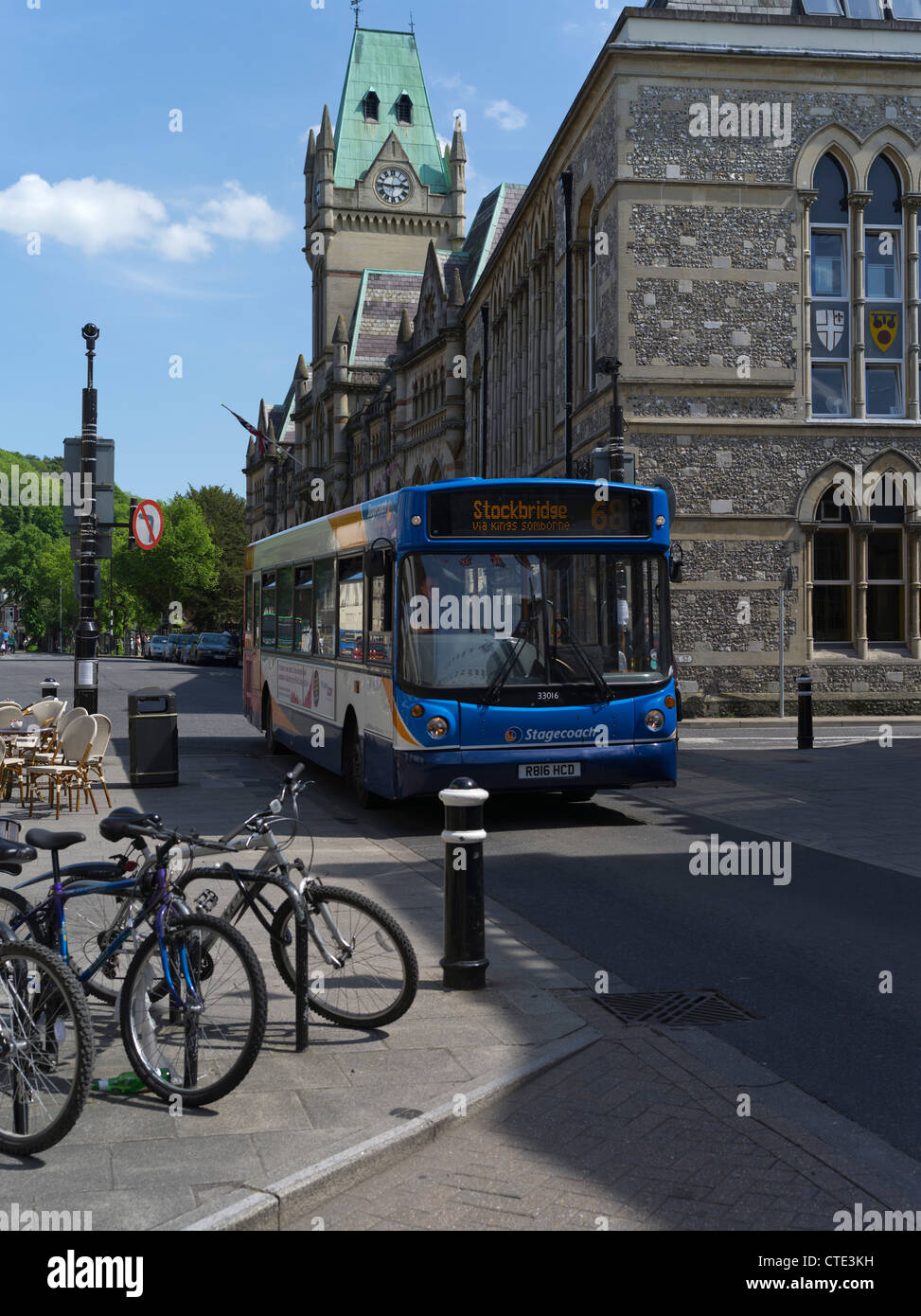 dh  WINCHESTER HAMPSHIRE City Stagecoach singledecker bus lane and The Guildhall uk transport Stock Photo