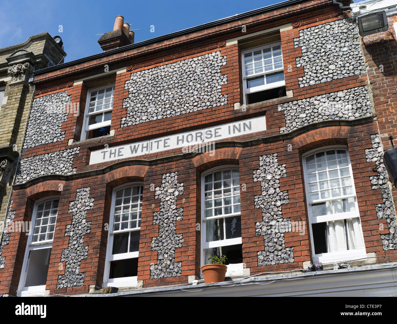 dh White Horse Inn WINCHESTER HAMPSHIRE ENGLAND English Flint stone building with red brick public house exterior city buildings uk Stock Photo