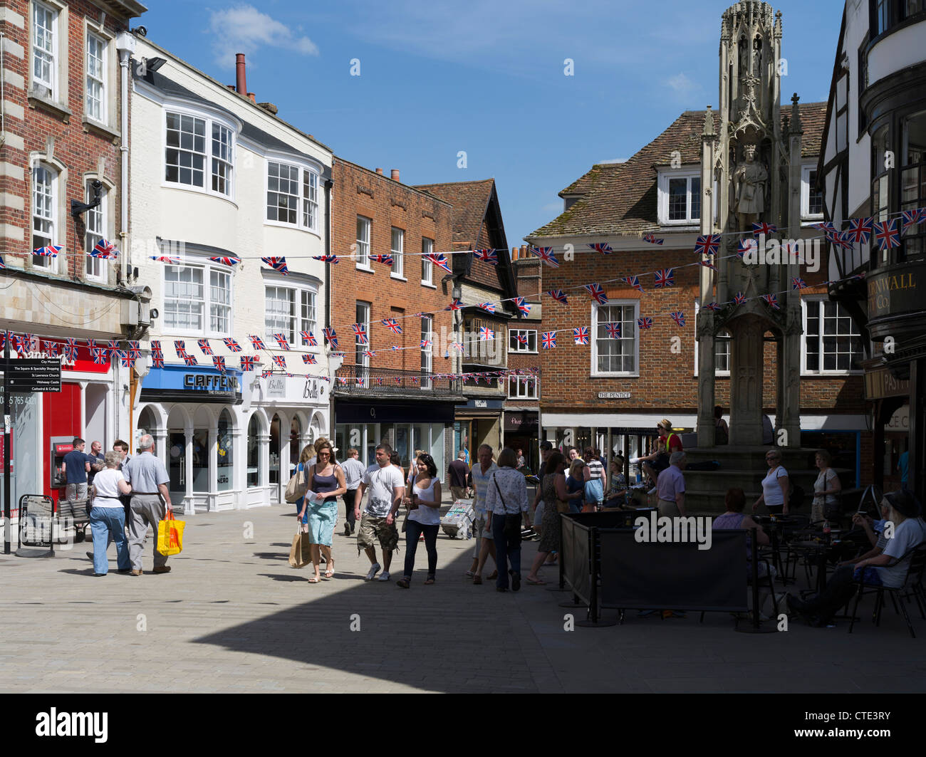 dh High street WINCHESTER HAMPSHIRE Butter Cross or The High Cross Buttercross 15th Century City Cross monument people uk Stock Photo