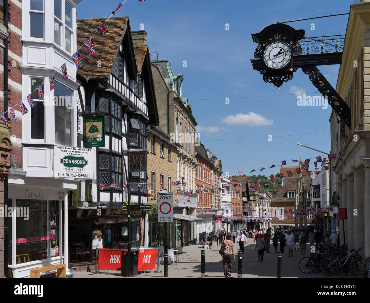 dh High street WINCHESTER HAMPSHIRE People in Winchester High Street clock pedestrianised city streets england uk town britain Stock Photo