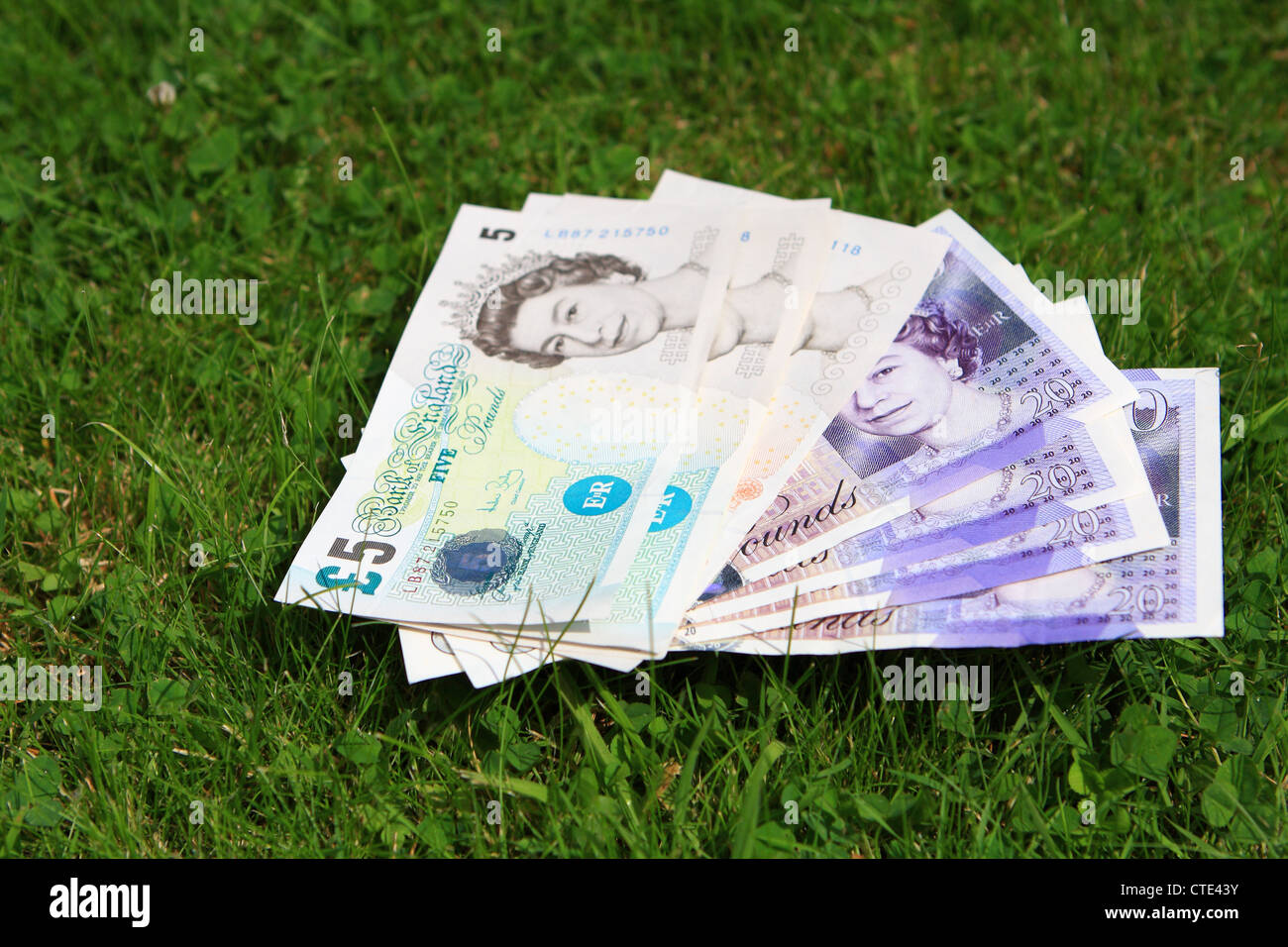 sterling notes lying on grass Stock Photo - Alamy