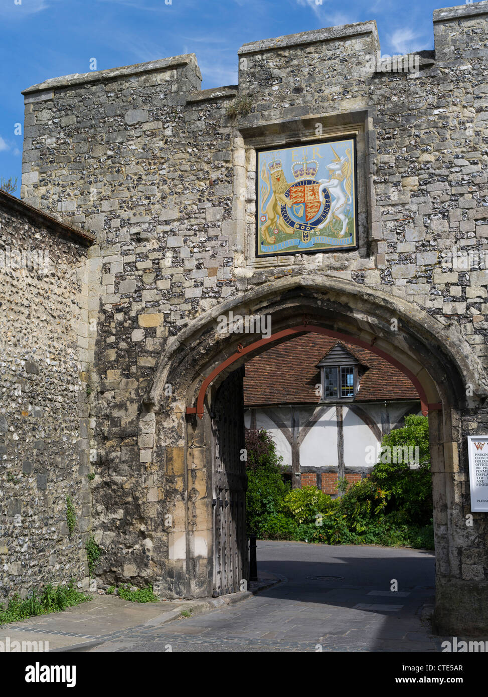 dh  WINCHESTER HAMPSHIRE Cathedral close archway stone wall gate Prior Gate with ER british royal crest uk gates england Stock Photo