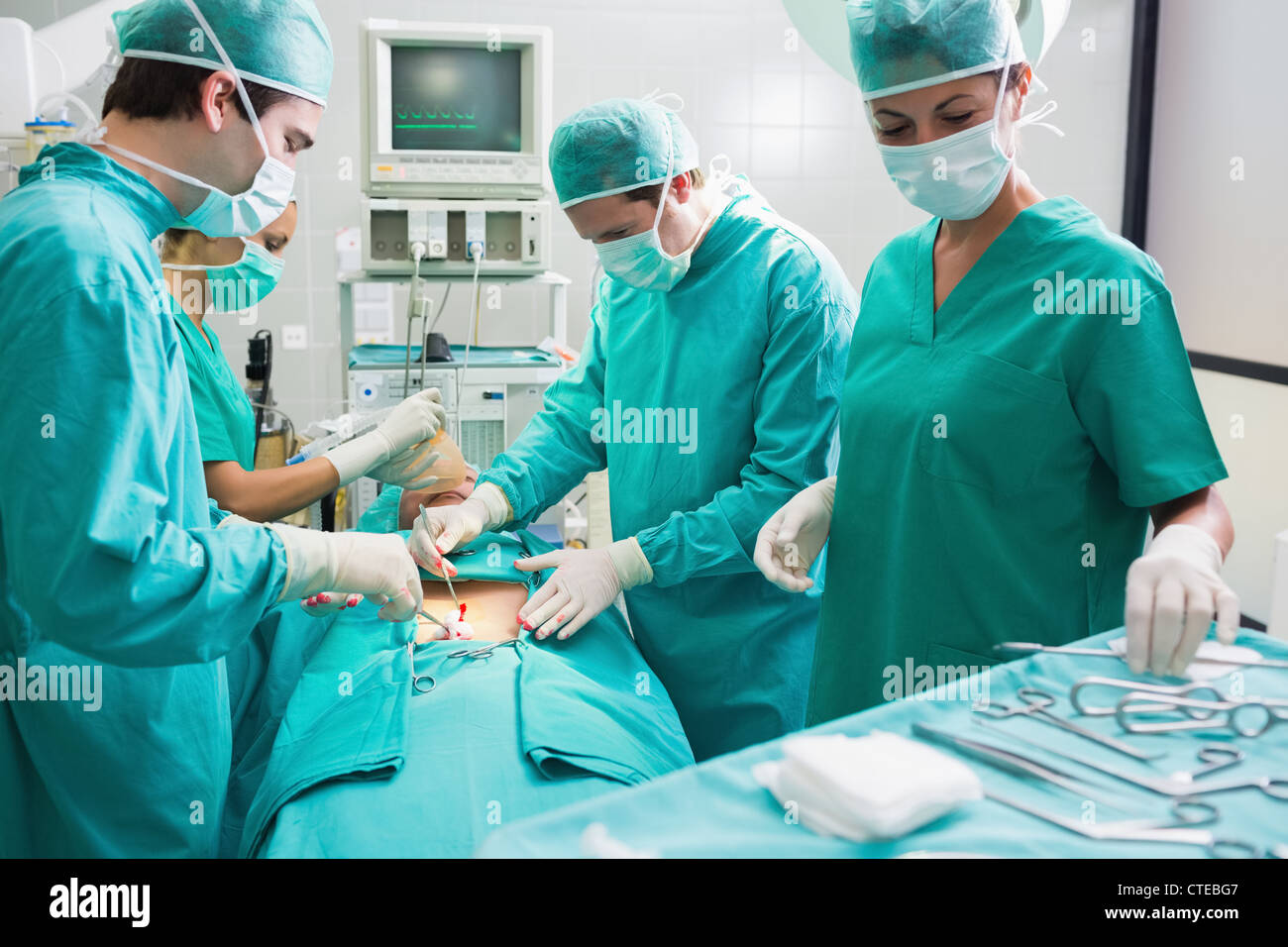 Оперативное лечение в плановом порядке. Операционный стол операционной медсестры. Операция в операционной.