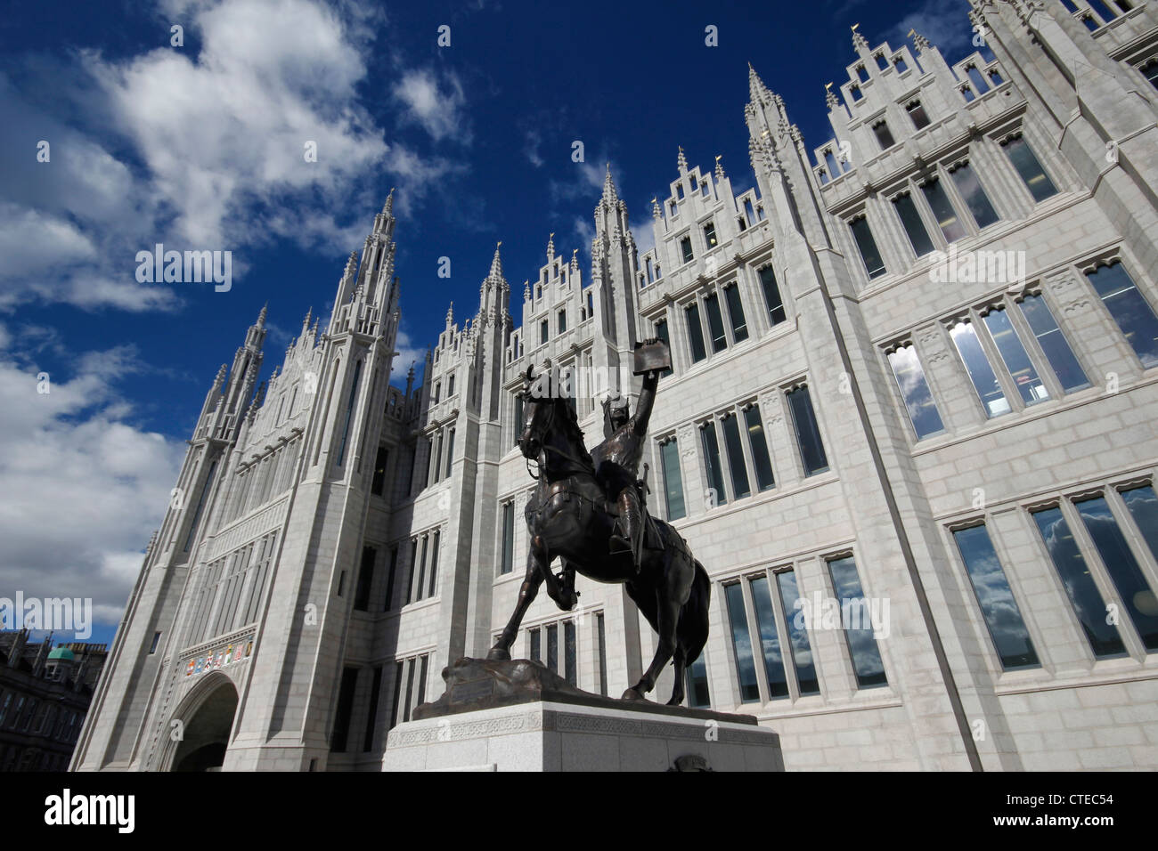 Marischal College and Robert the Bruce statue, Aberdeen Stock Photo