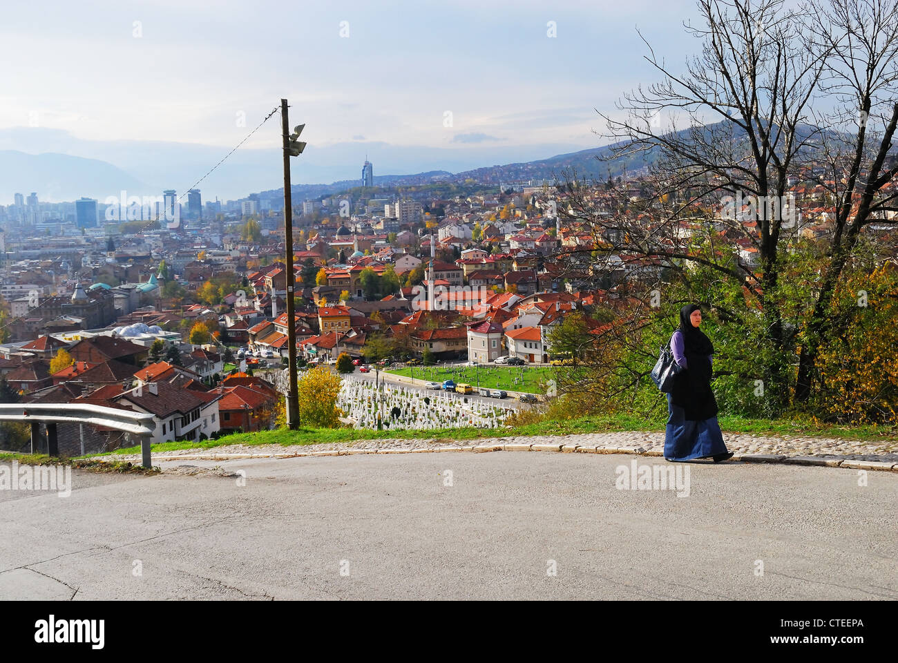Bosnia, Sarajevo : a Muslim woman back from the Martyrs' memorial cemetery of Kovaci. Stock Photo