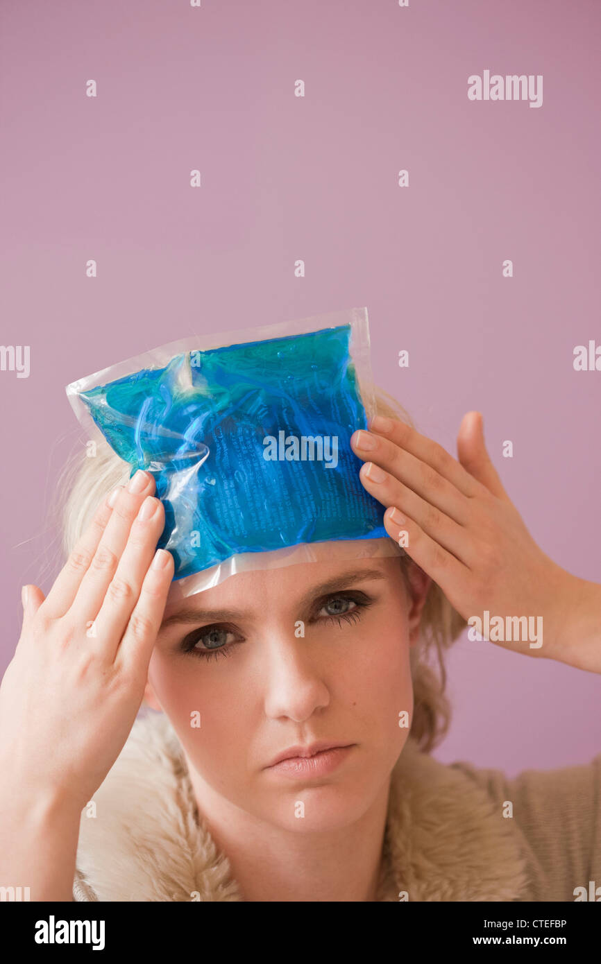 Head ache ice pack hires stock photography and images Alamy