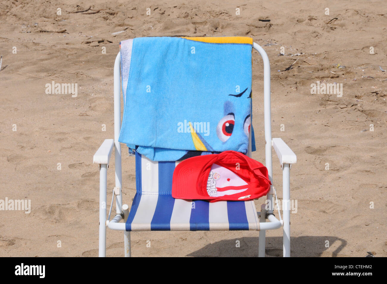 Beach chair, towels, human face, beach, sand, Renaca beach, Valparaiso,  Chile Stock Photo - Alamy