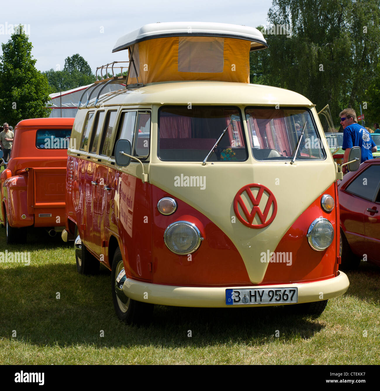 Distilleren verwijderen Daarom Minibus Volkswagen Transporter, T2 - Type 2 Stock Photo - Alamy