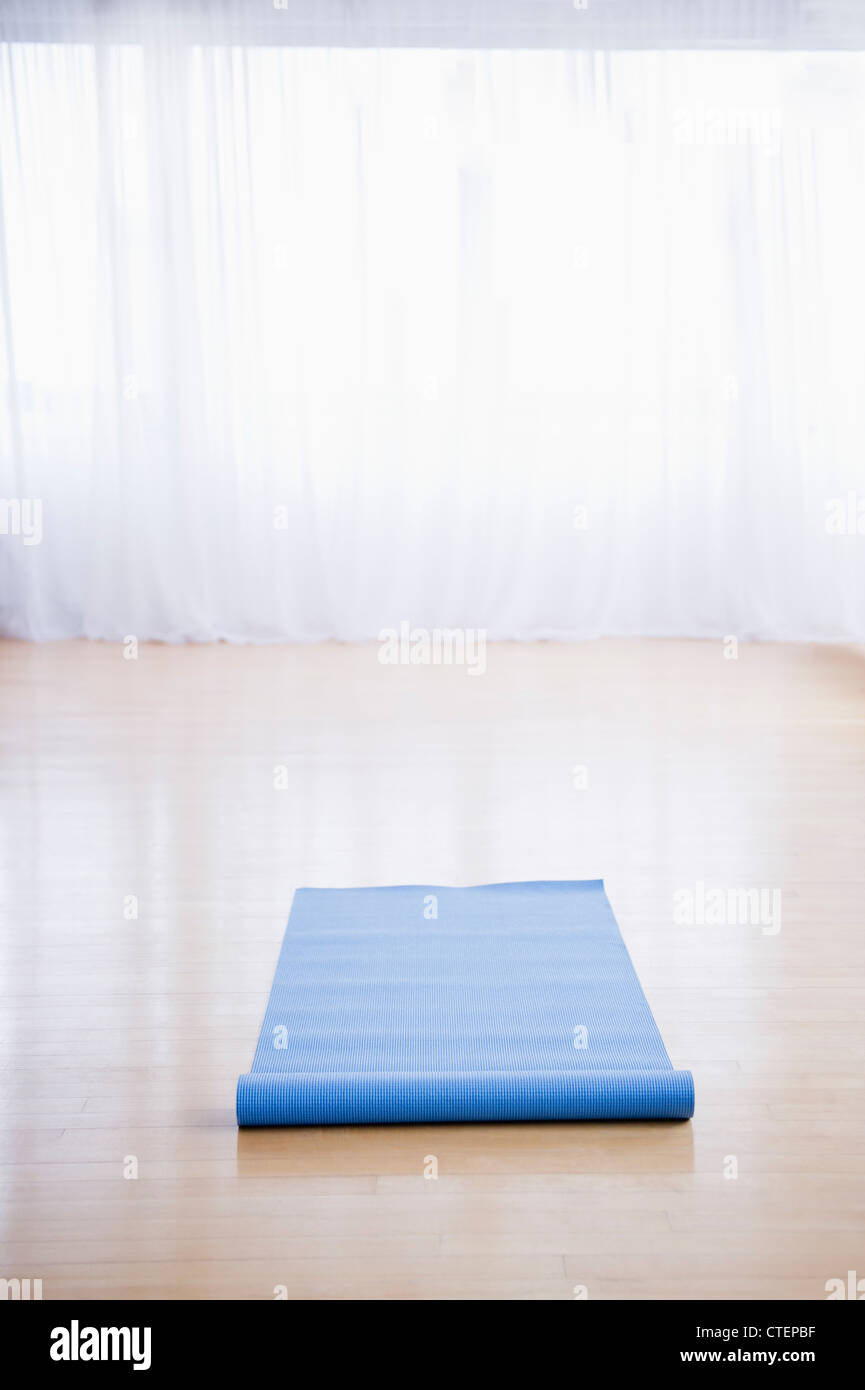USA, New Jersey, Jersey City, Yoga mat in empty studio Stock Photo