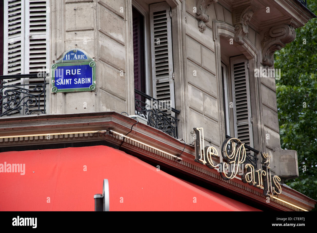 Le Paris a cafe on Rue Saint Sabin Stock Photo - Alamy