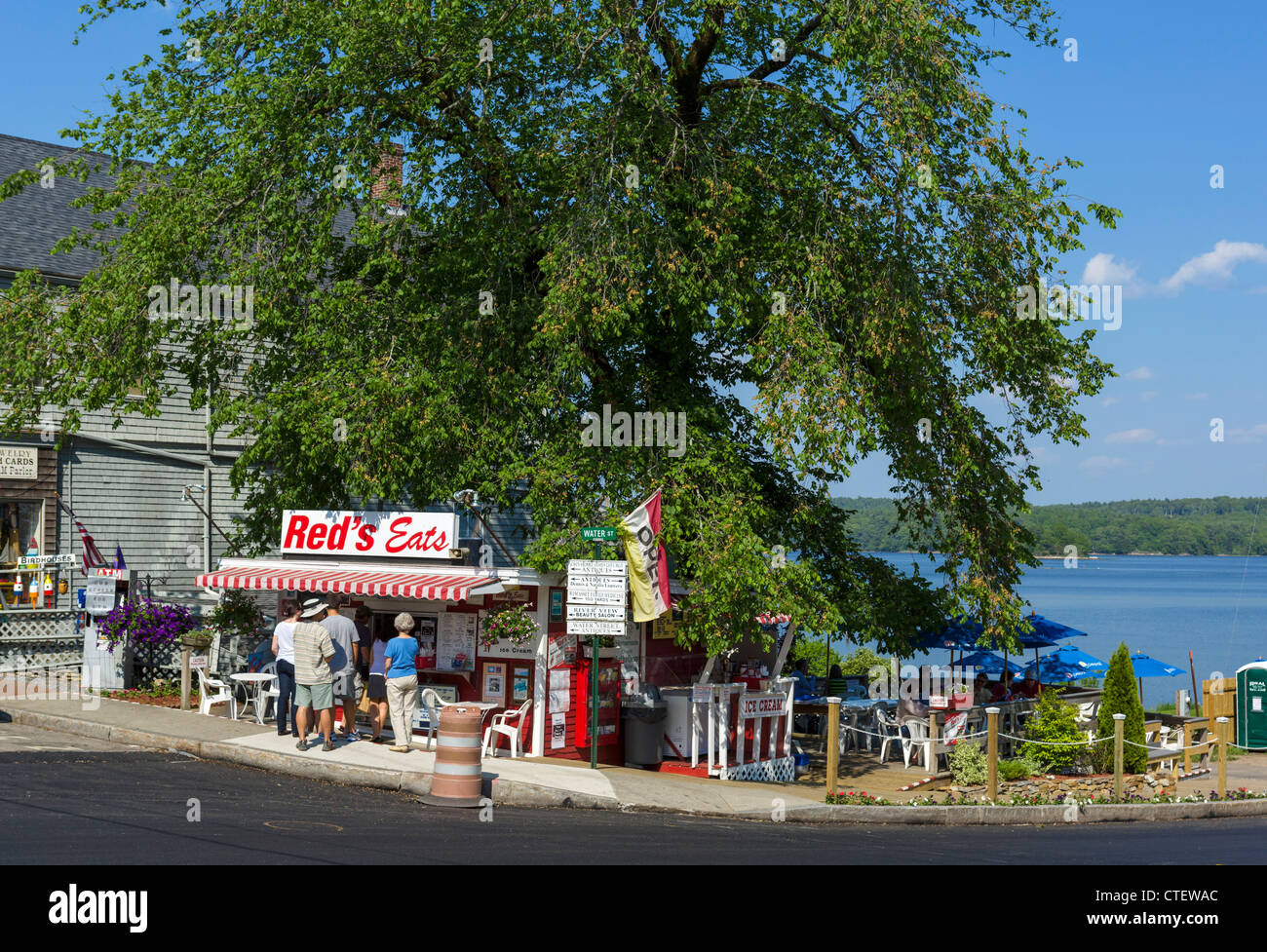 The famous Red's Eats lobster shack take-out restaurant on US Route 1 in Wiscasset, Lincoln County, Maine, USA Stock Photo