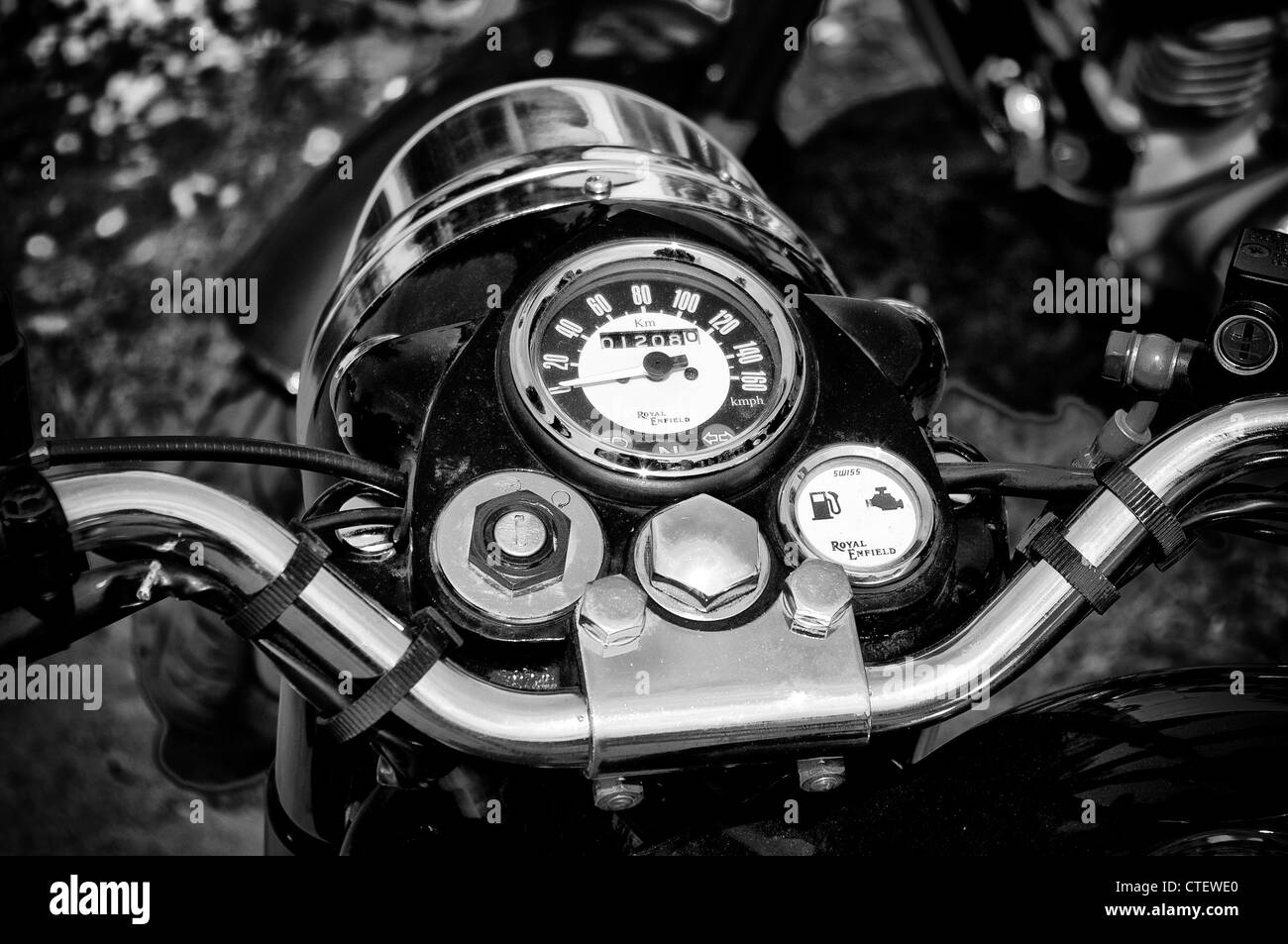 Bordeaux , Aquitaine / France - 12 19 2019 : Panneau de commande gros  projecteurs avec compteur de vitesse classique Royal Enfield moto Photo  Stock - Alamy
