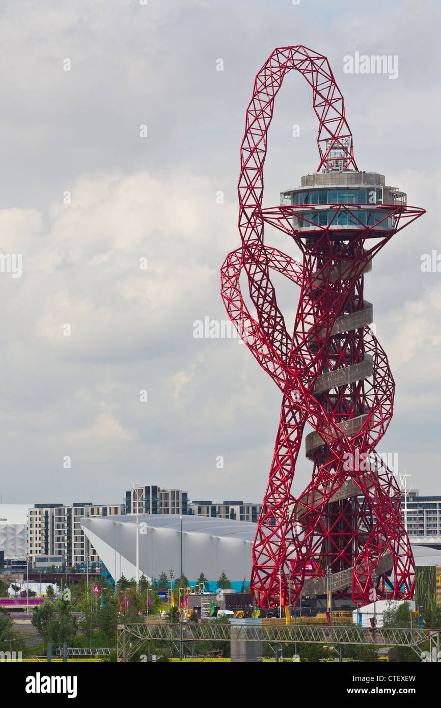 Anish Kapoor's Orbit sculpture rises above the Olympic Park, Stratford, East London, UK Stock Photo