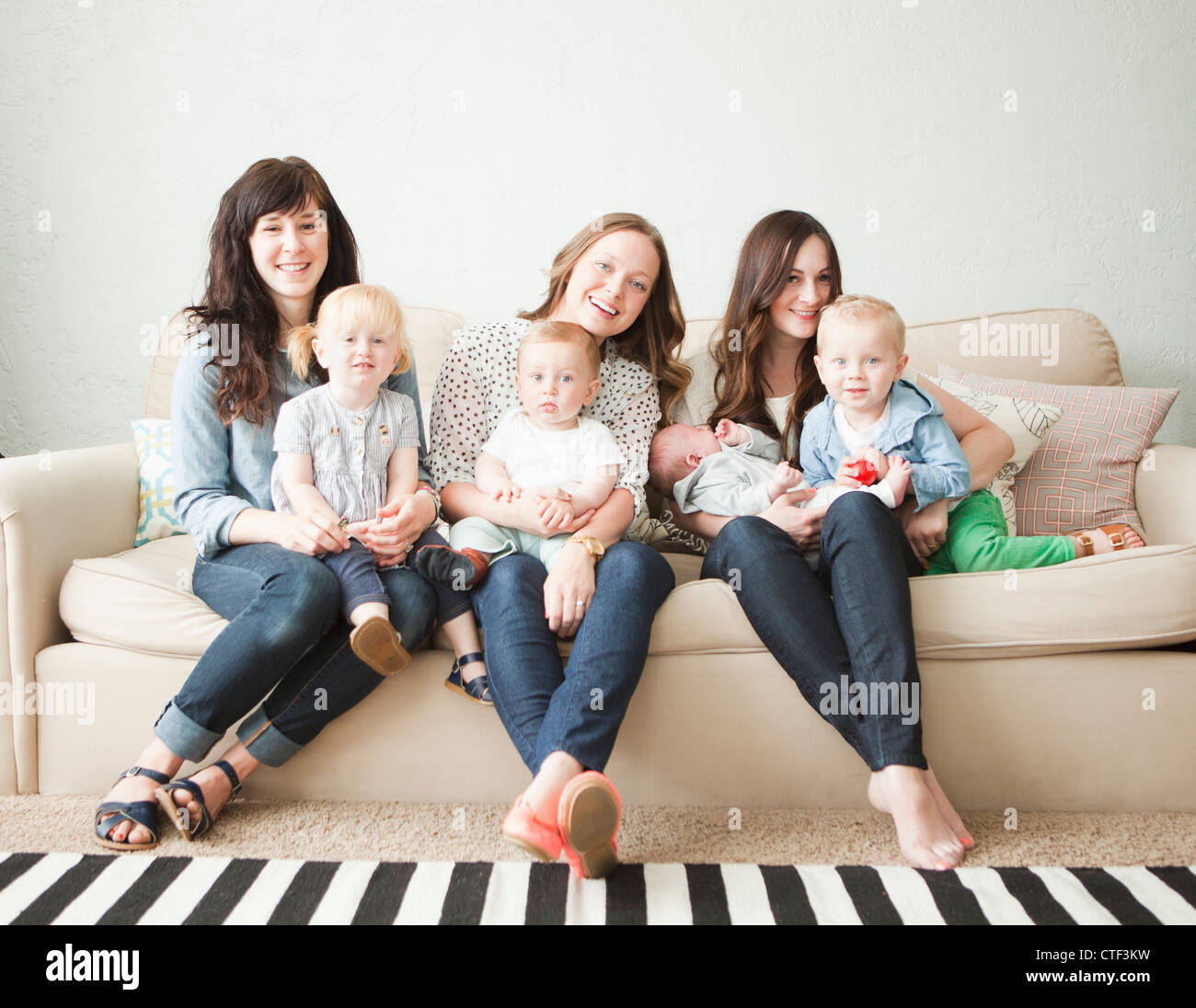 несколько мам. много мам. сообщество мам. открытки с днём матери. мама рисунок мультяшный без ребенка.