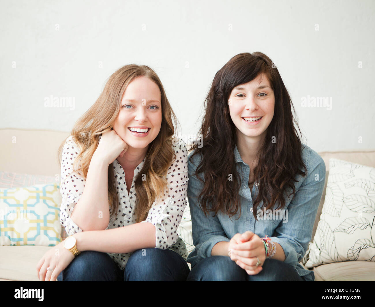Portrait two young female hi-res stock photography and images - Alamy