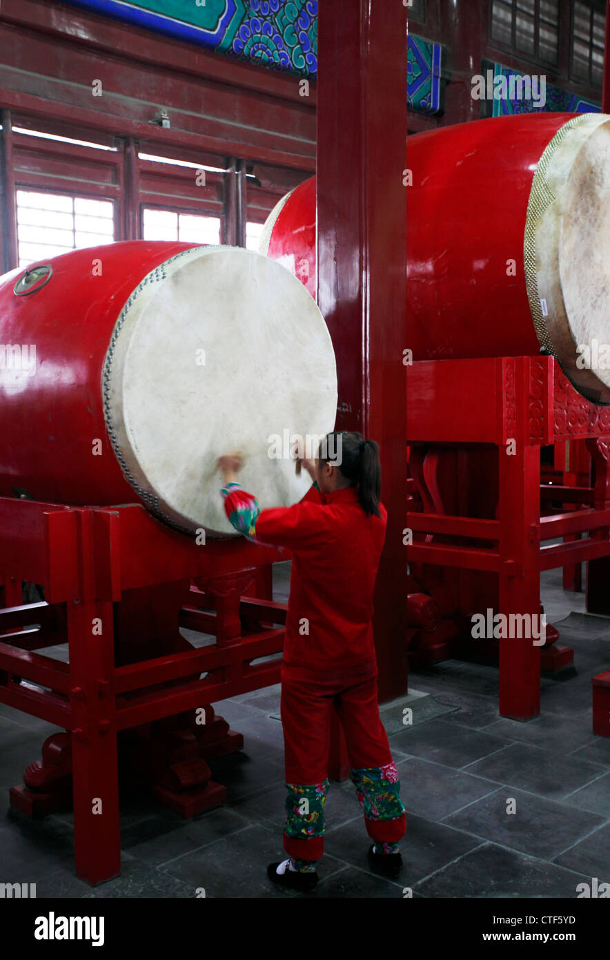 Chinese drums hires stock photography and images Alamy