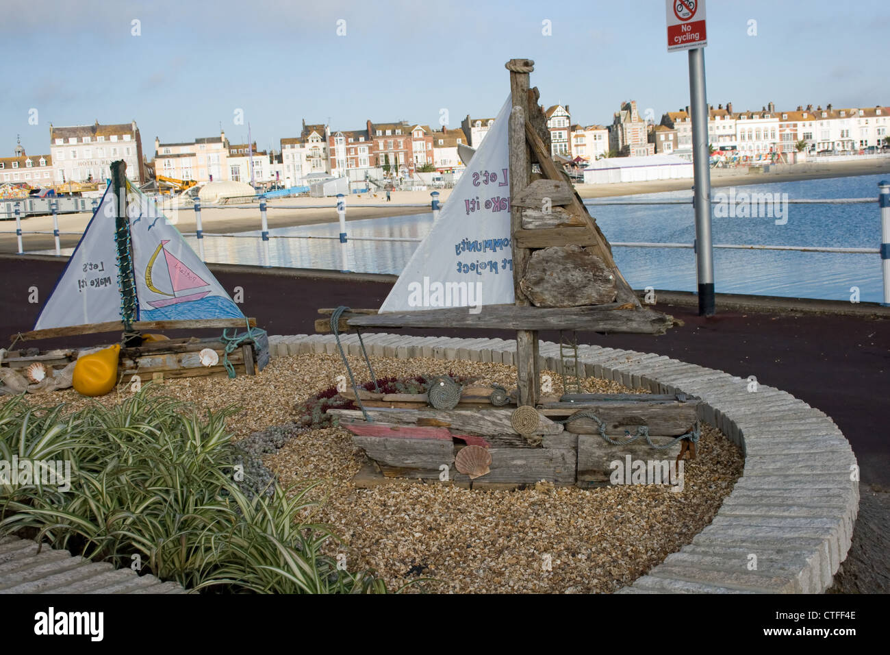 Wooden boat flower bed hires stock photography and images Alamy