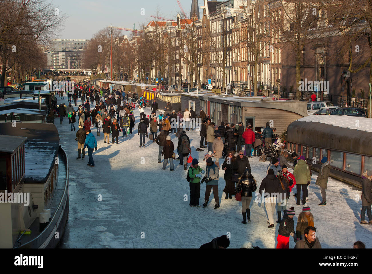 The Netherlands, Amsterdam, Winter, ice skating on frozen canals. Prinsengracht. UNESCO World The Netherlands, Amsterdam, Winter, ice skating on frozen canals. Prinsengracht. UNESCO World