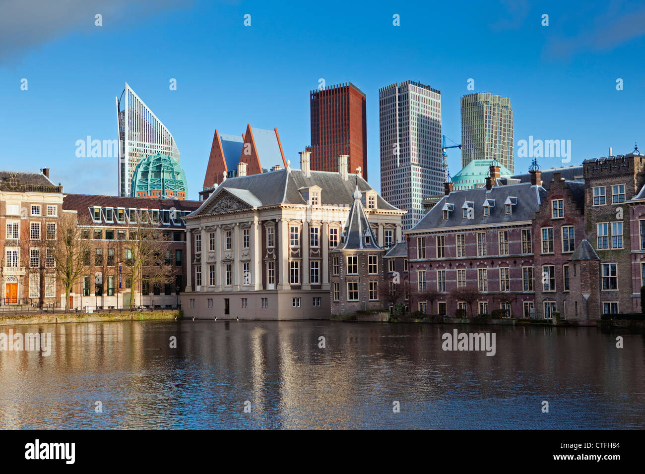 Netherlands, Den Haag, Group of buildings called Binnenhof, center of Dutch politics. In the middle museum called Mauritshuis. Stock Photo
