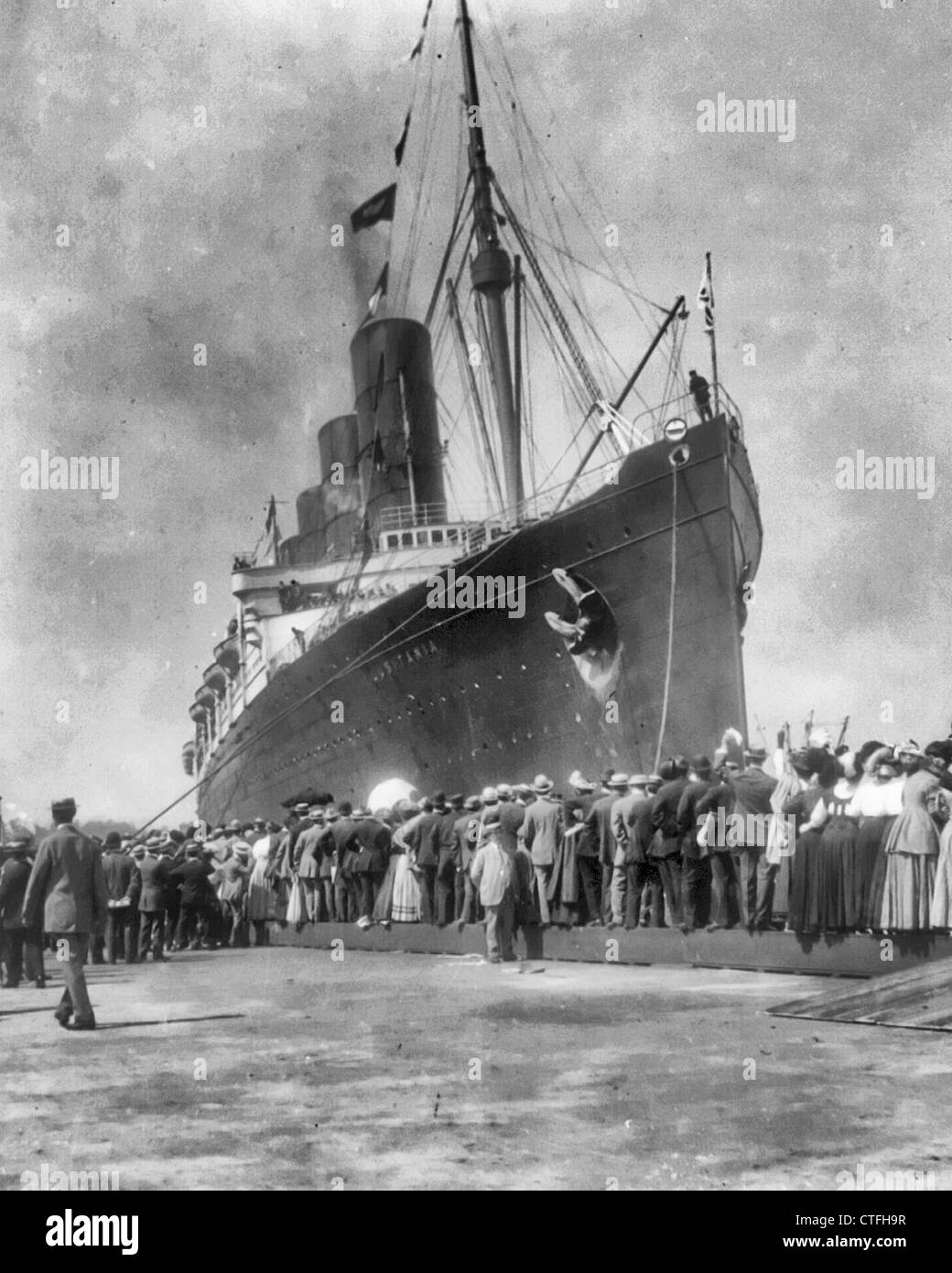 LUSITANIA arriving in N.Y. for first time, September 13, 1907: bow & portside view at dock; welcoming crowd Stock Photo