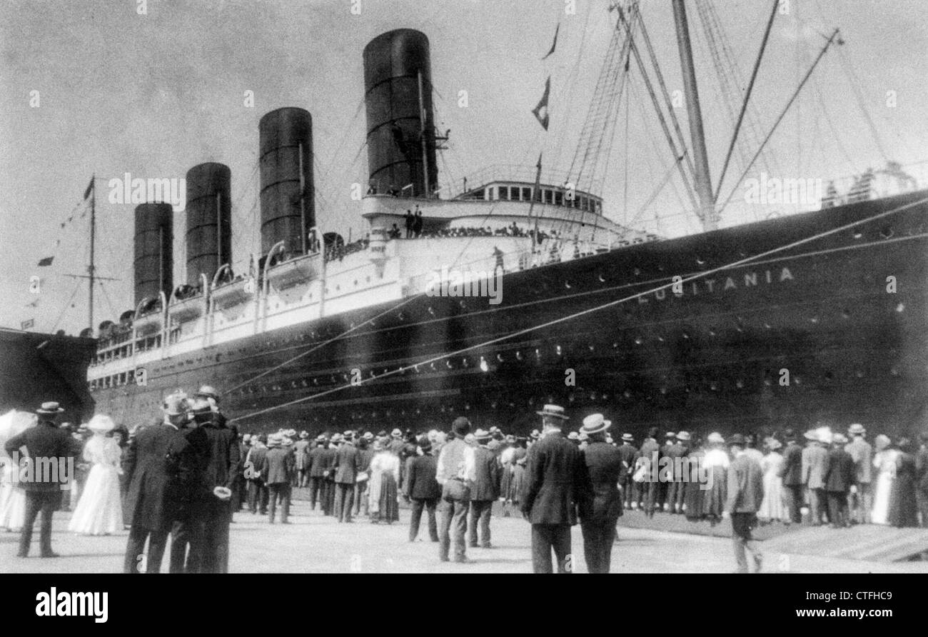 LUSITANIA arriving in New York for first time, Sept. 13, 1907: starboard view; crowd at dock; people waving from ship Stock Photo