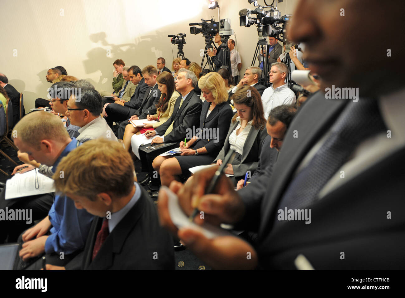 Small press conference USA media print and television men women correspondents Stock Photo