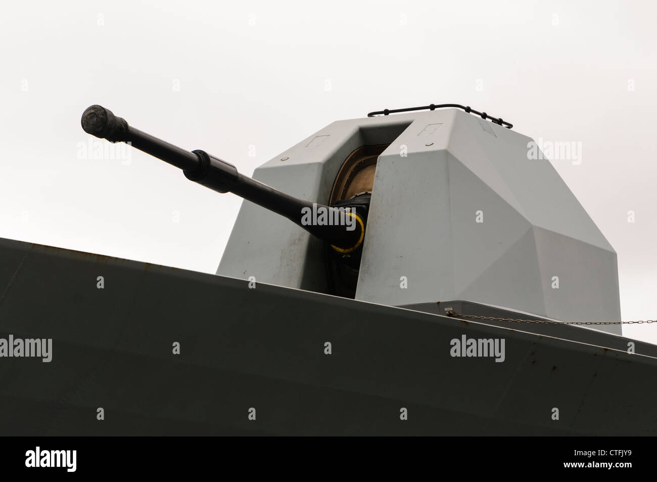 4.5 inch Mark 8 naval gun on a rotating turret on Royal Navy Type 45 destroyer HMS Dragon Stock Photo