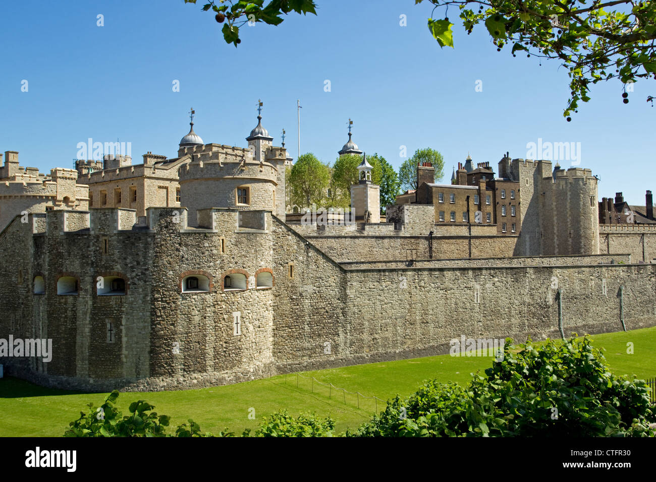 Tower of london moat hi-res stock photography and images - Alamy