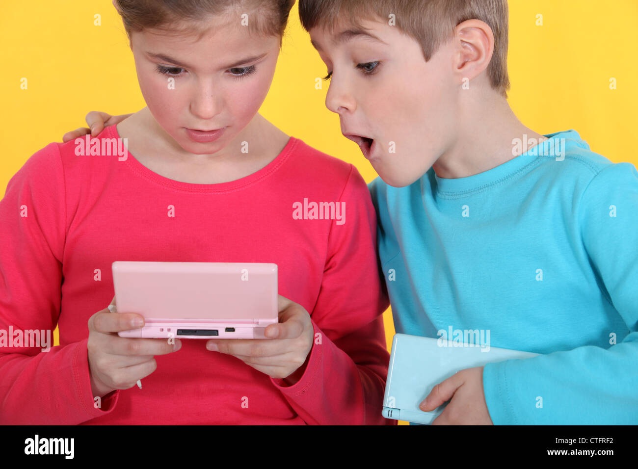 Siblings playing together in room. Брат с сестрой играют в карты на раздевание. Брат и сестра играются. Игры на карту брат и сестра. Брат с сестрой играют в карты на раздевание.