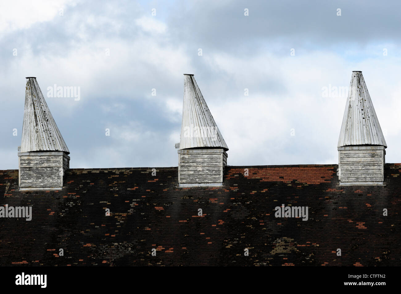 Typical kent farm roof with wooden oast vents Stock Photo Alamy