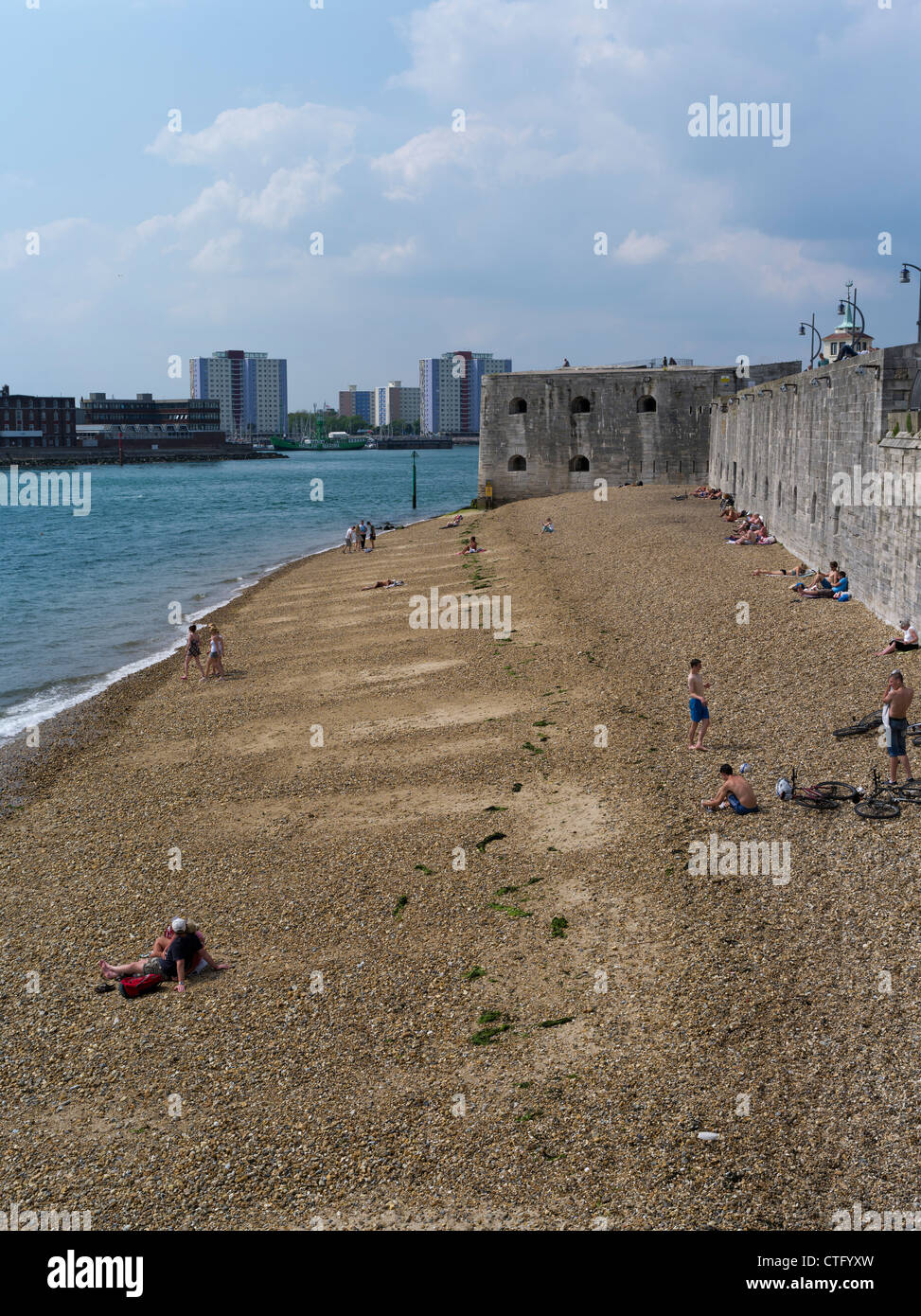 dh Old Portsmouth PORTSMOUTH HAMPSHIRE People on Portsmouth Harbour beach and sea wall fortifications Stock Photo