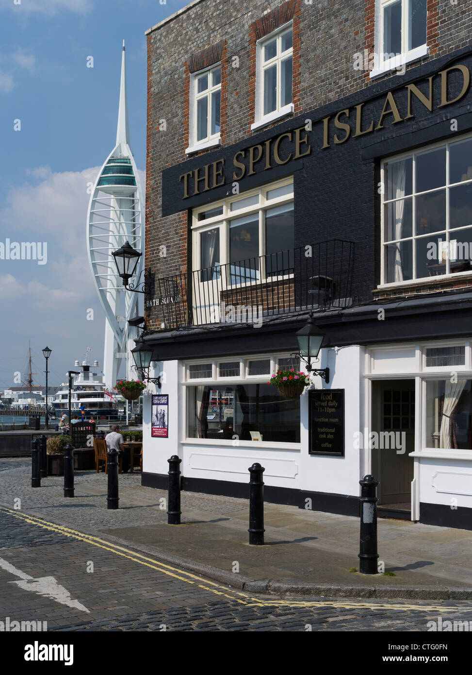 dh The Spice Island pub PORTSMOUTH OLD HAMPSHIRE ENGLAND Portsmouth Point peninsula Bath square traditional english pubs street front uk Stock Photo
