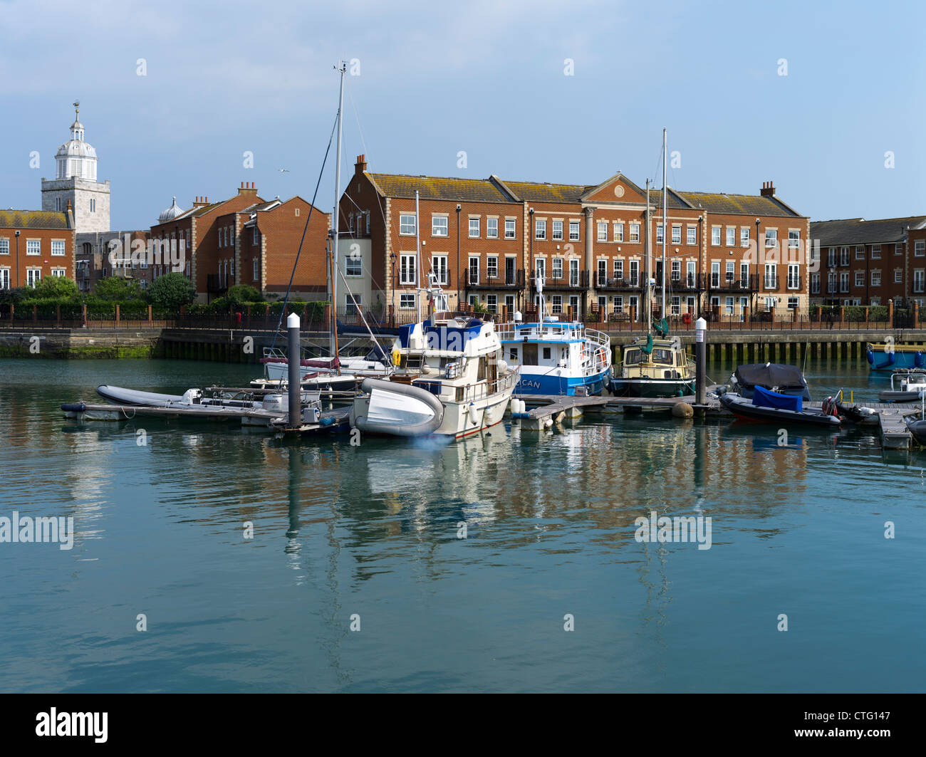 dh Old Portsmouth PORTSMOUTH HAMPSHIRE Modern flats waterfront yachts and boats marina jetties Portsmouth harbour city in uk Stock Photo