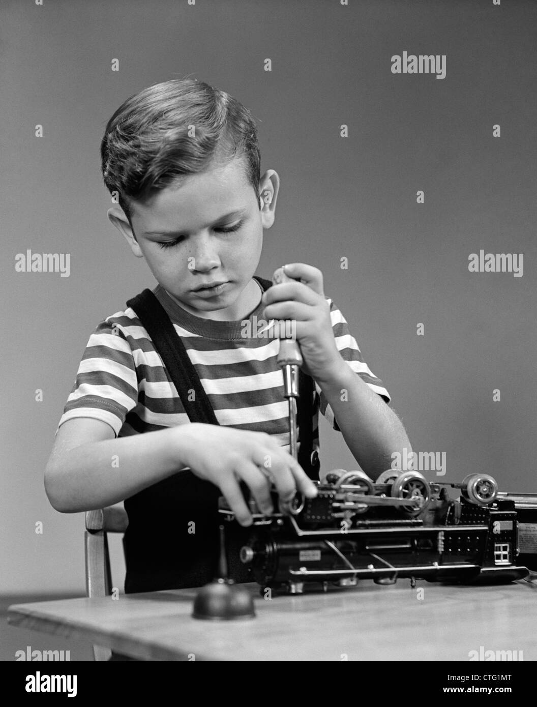 1930s 1940s LITTLE BOY FIXING LIONEL ELECTRIC TOY TRAIN ENGINE USING