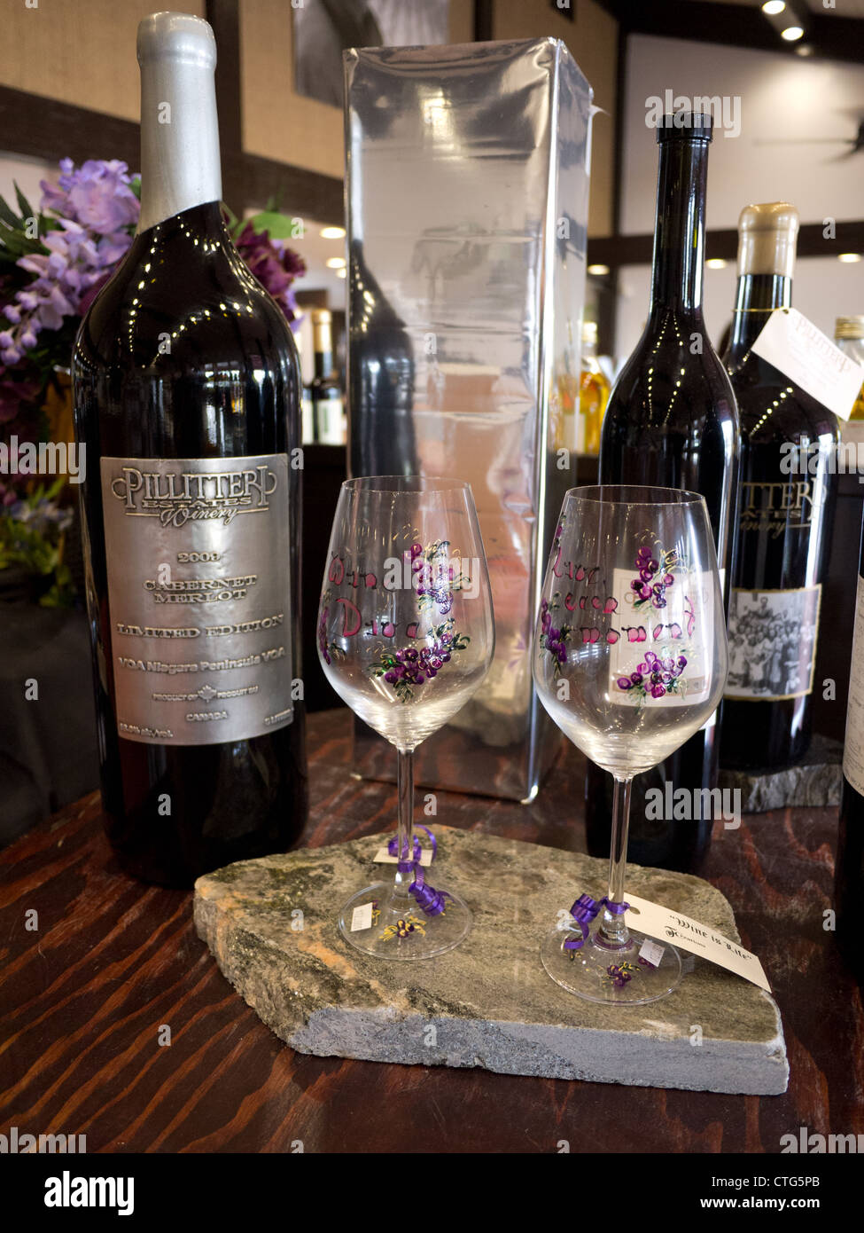 wine bottles glasses display Stock Photo Alamy