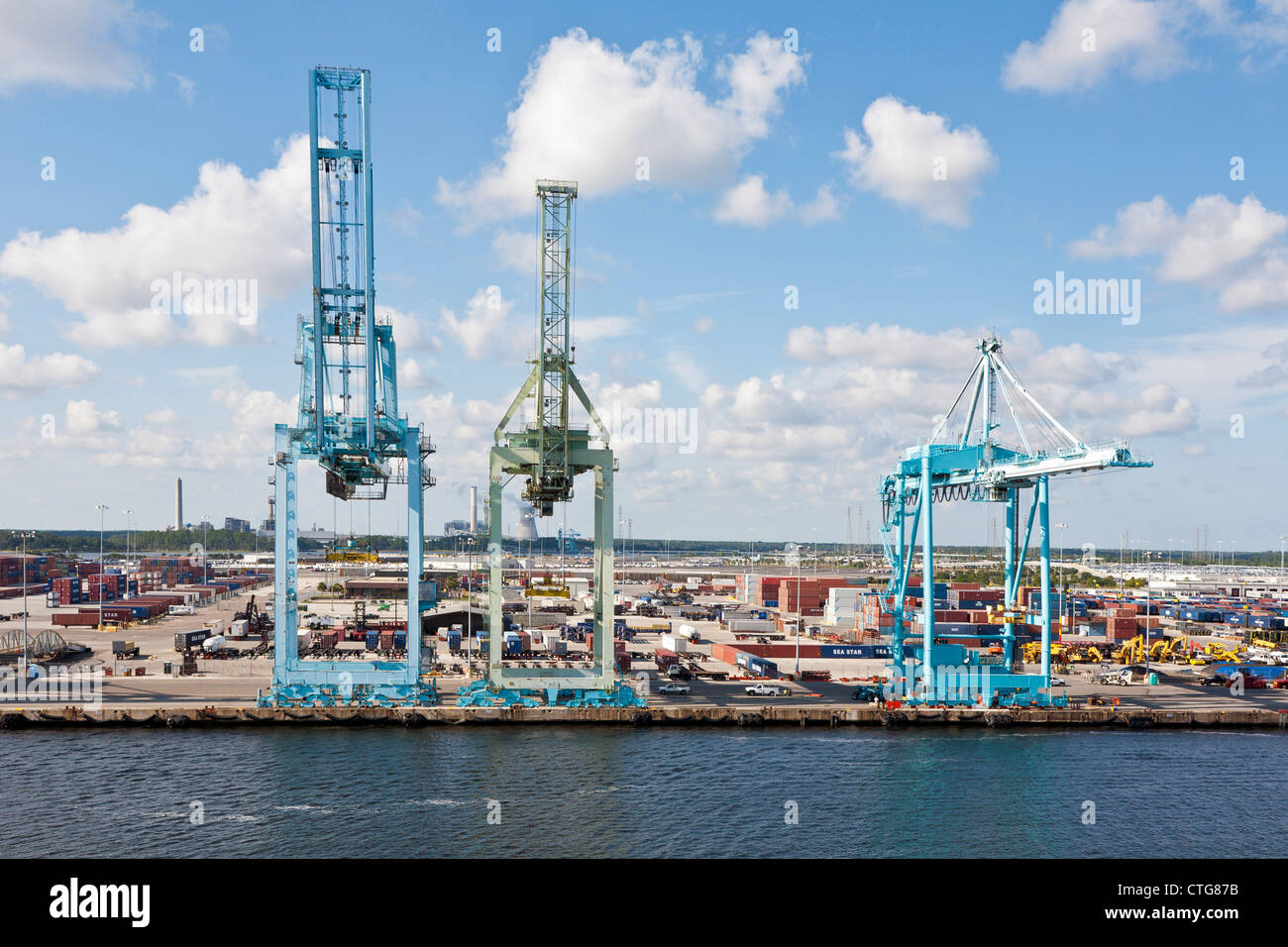 Cranes on seawall of the Blount Island facility of the Jacksonville Port Authority Jaxport in Jacksonville, Florida Stock Photo