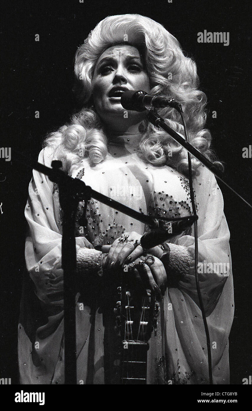 009066 - Dolly Parton in concert at The Bottom Line in New York on 14th May 1977 Stock Photo