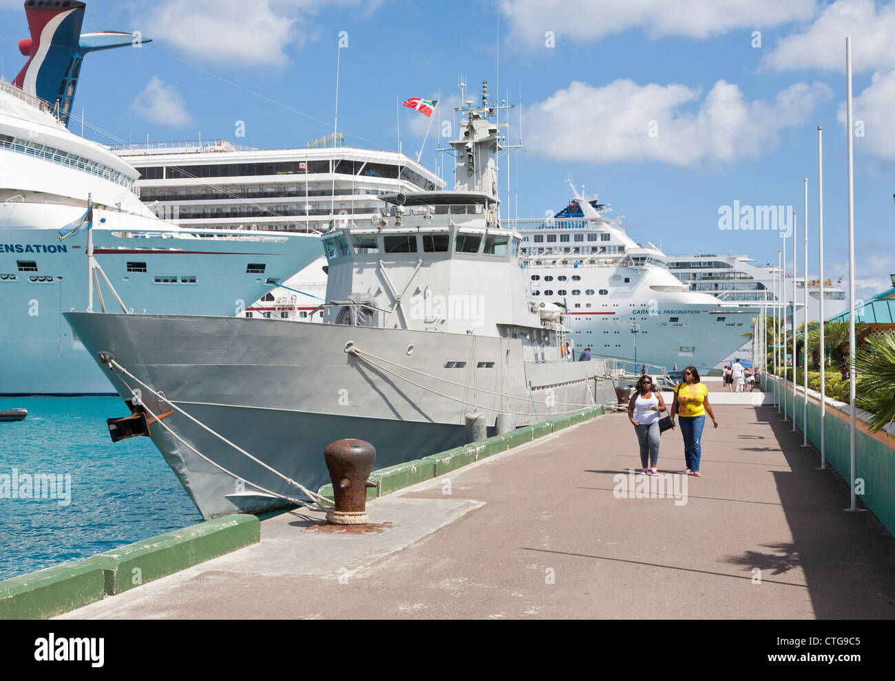 Nassau docks hires stock photography and images Alamy