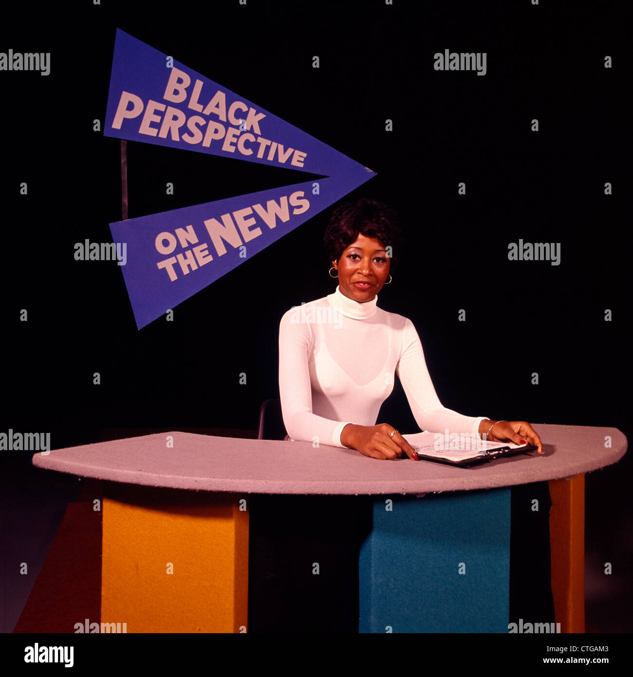 1970s AFRICAN AMERICAN NEWS ANCHOR WEARING WHITE SHIRT PROGRAM BLACK PERSPECTIVE ON THE NEWS Stock Photo