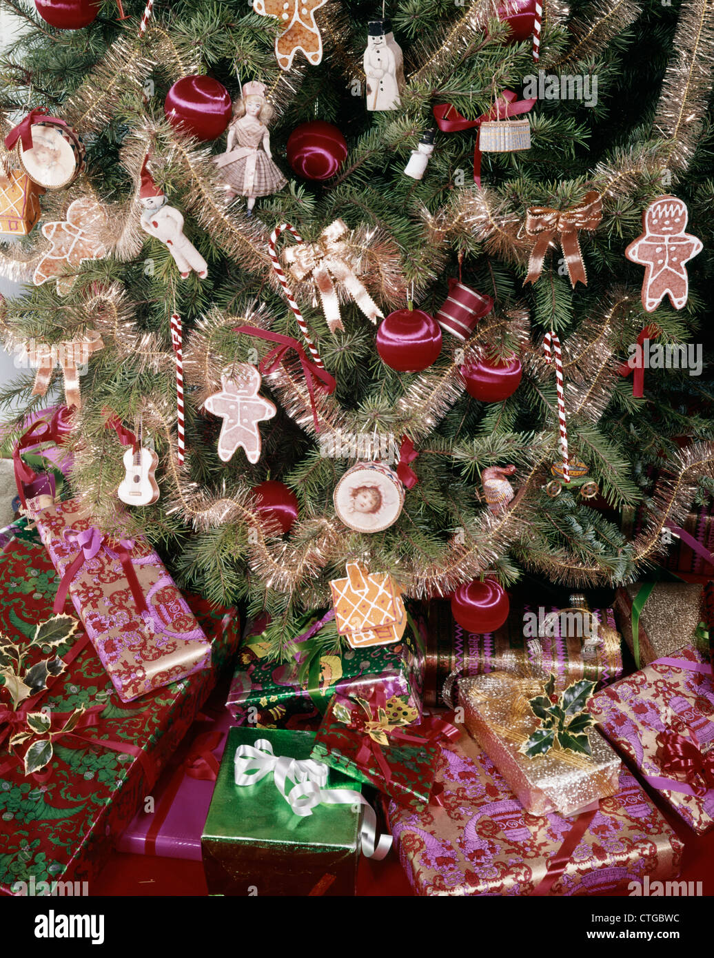 1980 1980s RETRO CHRISTMAS TREE PRESENT Stock Photo
