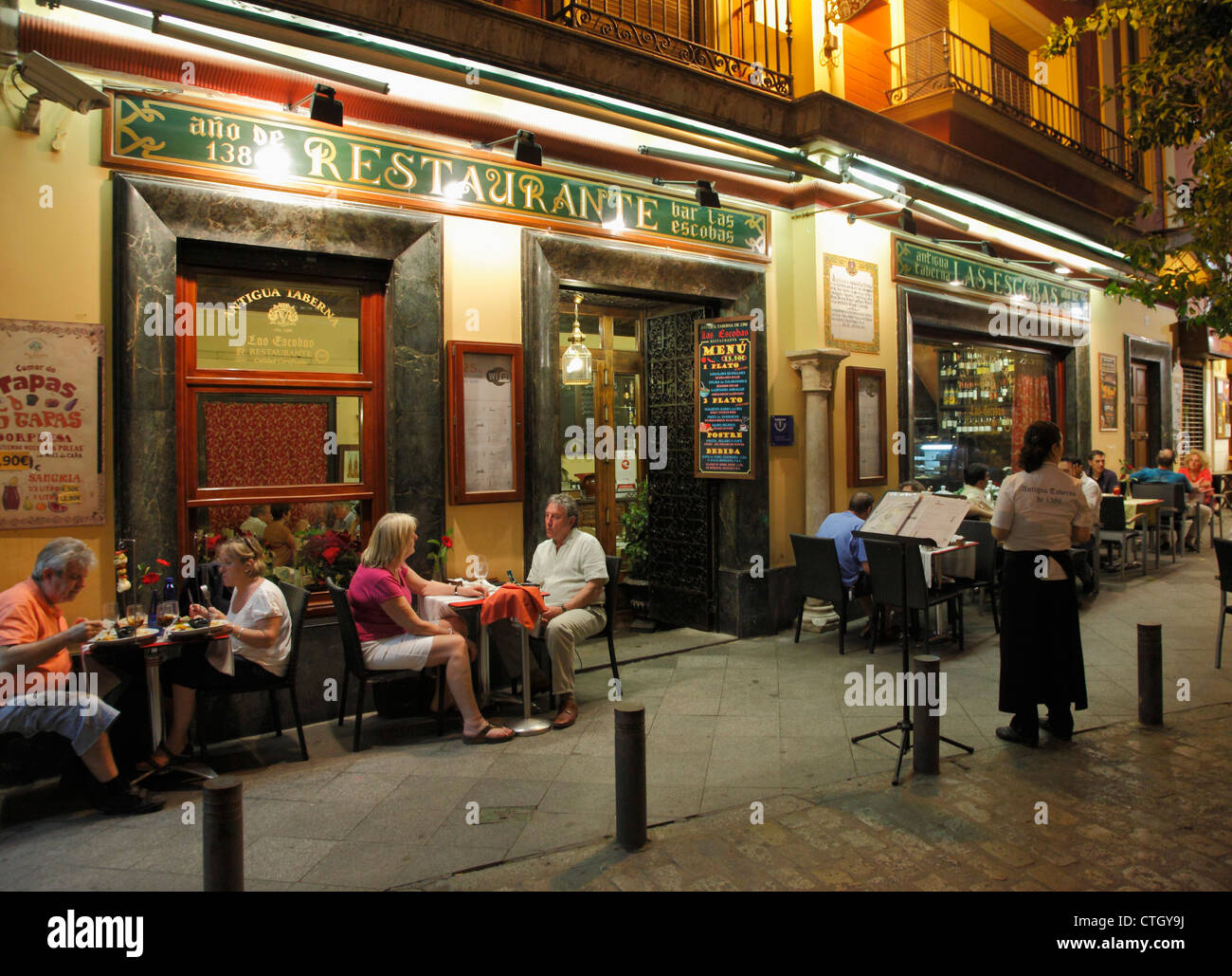 Spain, Andalusia, Seville, Barrio de Santa Cruz, nightlife, restaurant, Stock Photo