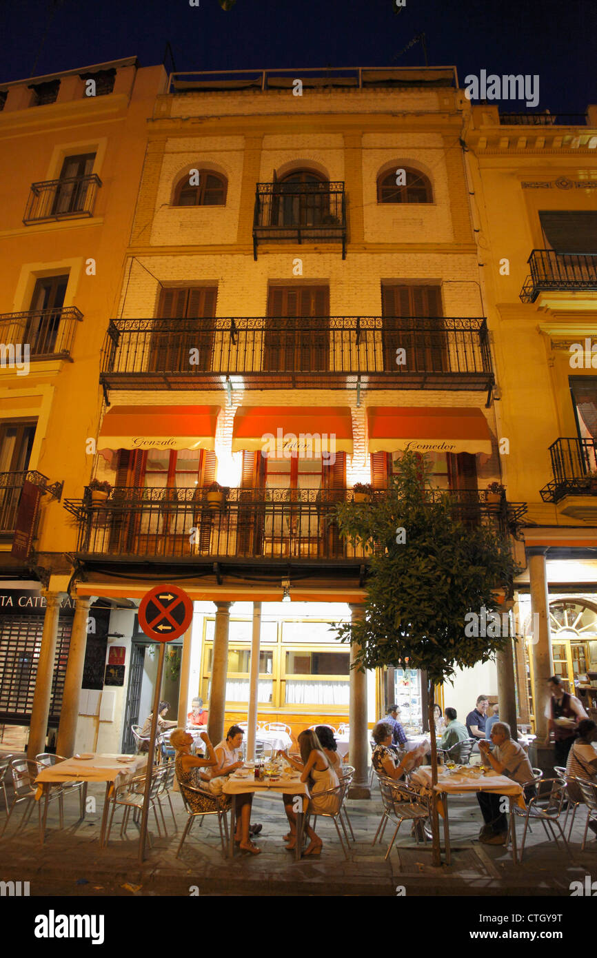 Spain, Andalusia, Seville, Barrio de Santa Cruz, nightlife, restaurant, Stock Photo
